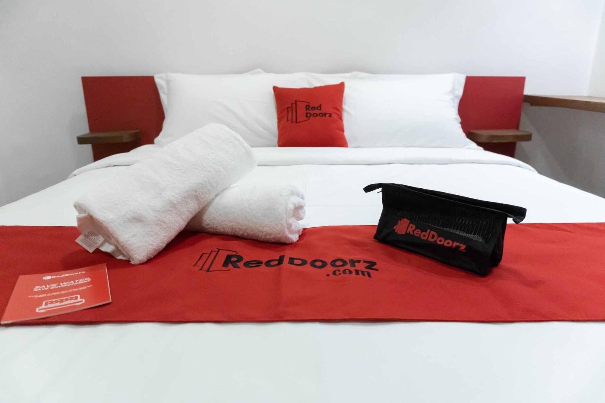 Reddoorz Plus At Mm Hotel Las Pinas Former Reddoorz Plus Near Bamboo Organ Εξωτερικό φωτογραφία