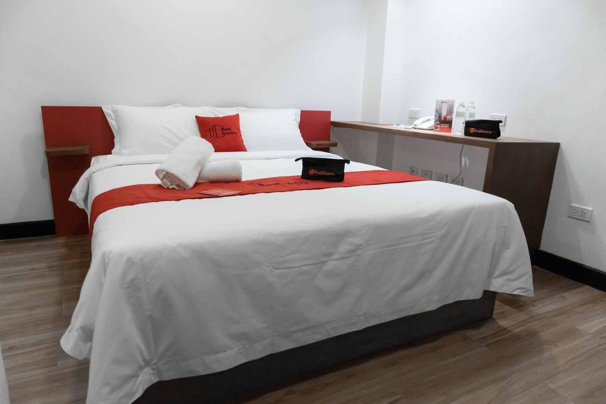 Reddoorz Plus At Mm Hotel Las Pinas Former Reddoorz Plus Near Bamboo Organ Εξωτερικό φωτογραφία